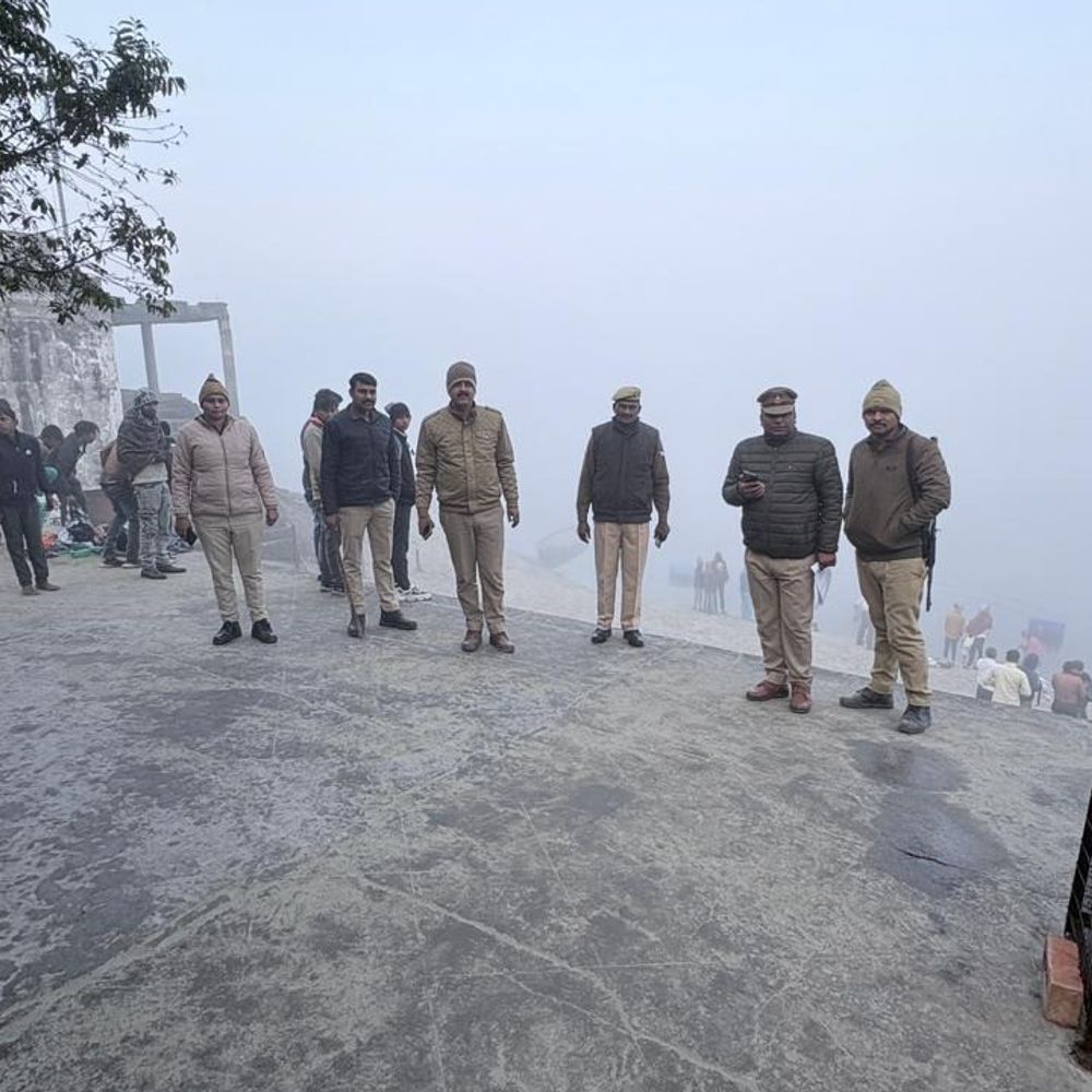 मकर संक्रांति पर गंगा घाटों पर उमड़ी भीड़:सुरक्षा के कड़े इंतजाम, ठंड से बचाव के लिए अलाव की व्यवस्था