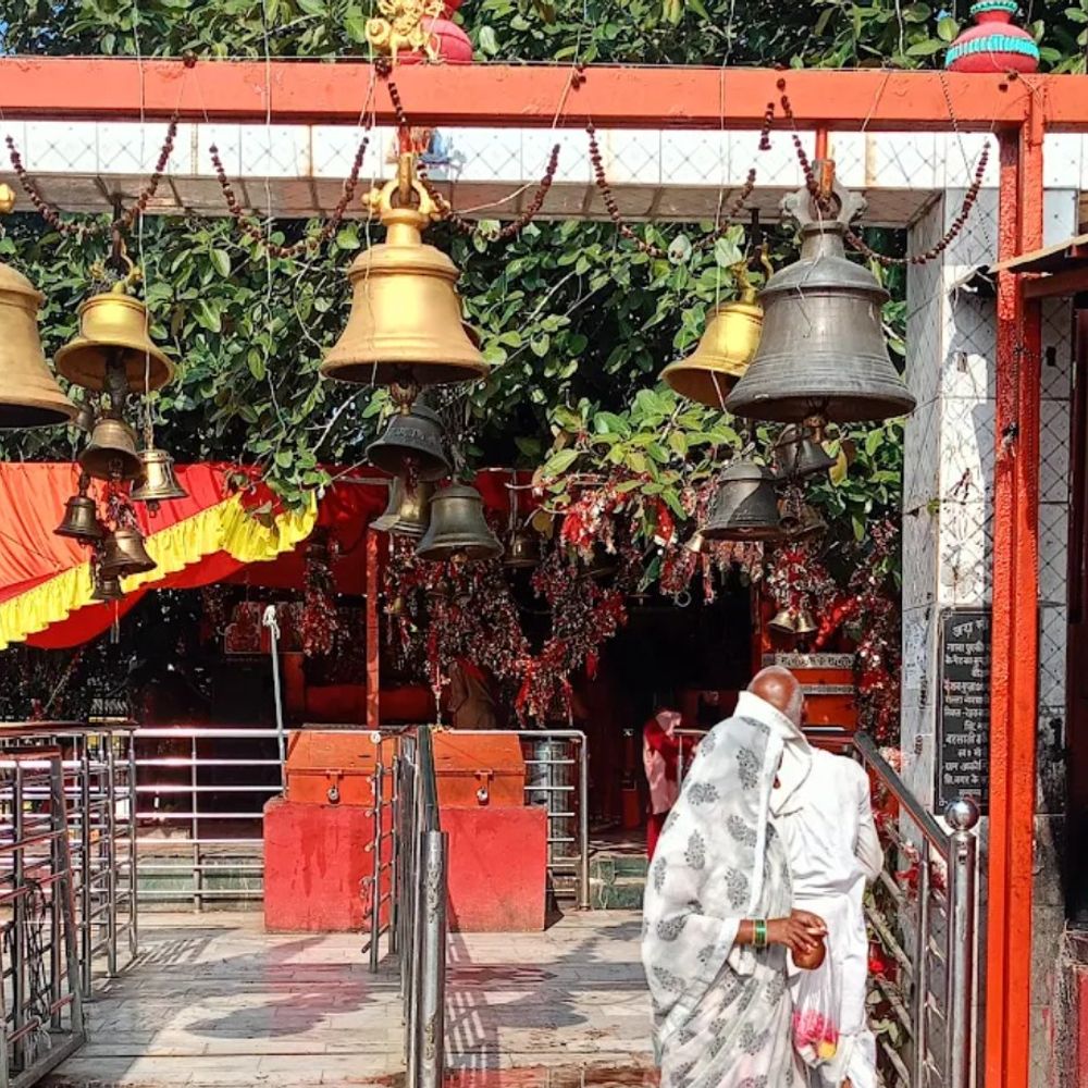 प्राचीन मंदिर में दान पेटी से चोरी:चोरों ने ताला तोड़कर नकदी उड़ाई, सुबह भक्तों के पहुंचने पर हुई जानकारी