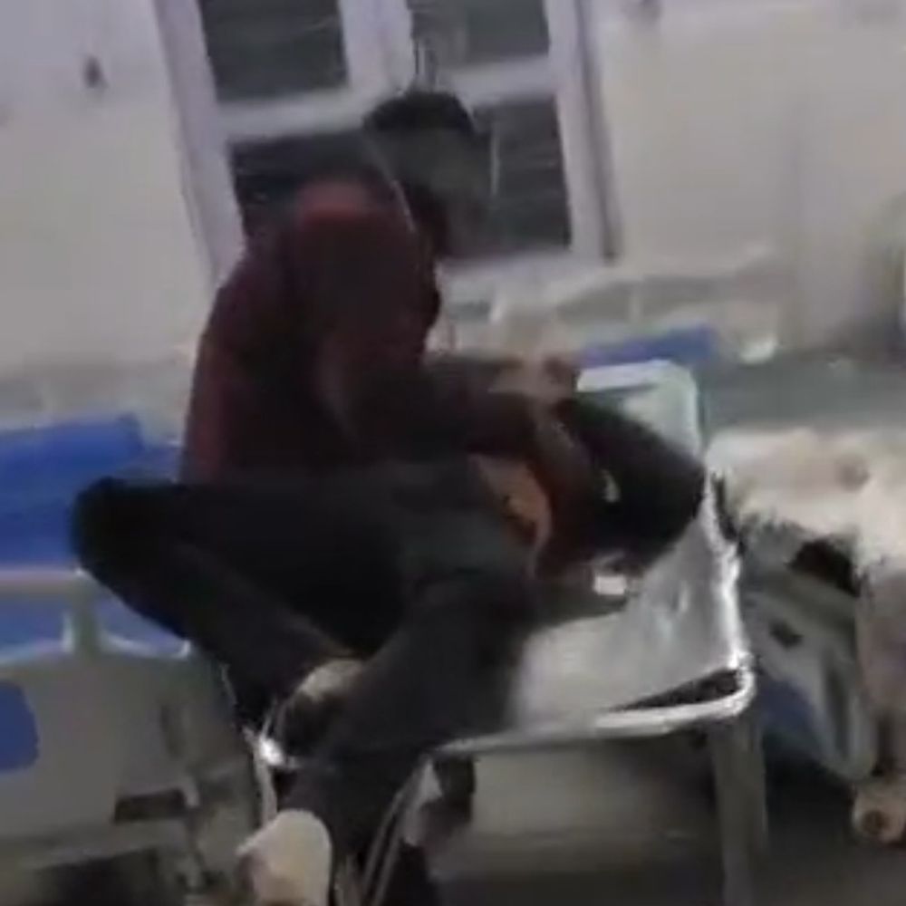 देवसर अस्पताल में डॉक्टर नहीं मिले:घायल के परिजन इधर-उधर भटते रहे, 50 किमी दूर बैढ़न ले जाना पड़ा