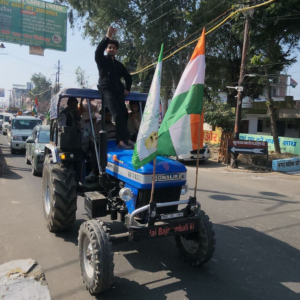 गणतंत्र दिवस पर भाकियू ने संभल में निकाली रैली:100 से अधिक ट्रैक्टर लेकर जुटे किसान, एकजुटता का किया प्रदर्शन