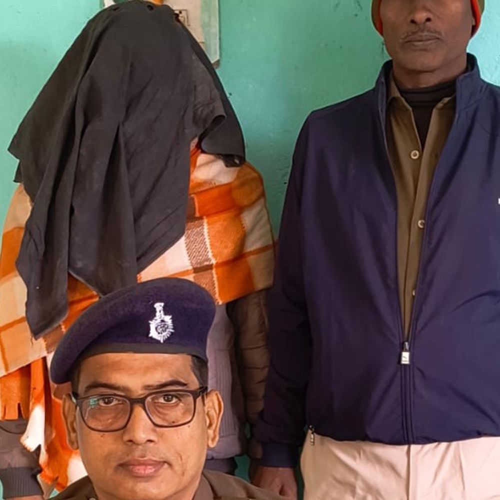 निघंई गांव में पुलिस की छापेमारी:कोंच पुलिस ने मारपीट और शराब मामले के दो आरोपियों को गिरफ्तार किया, जेल भेजा गया