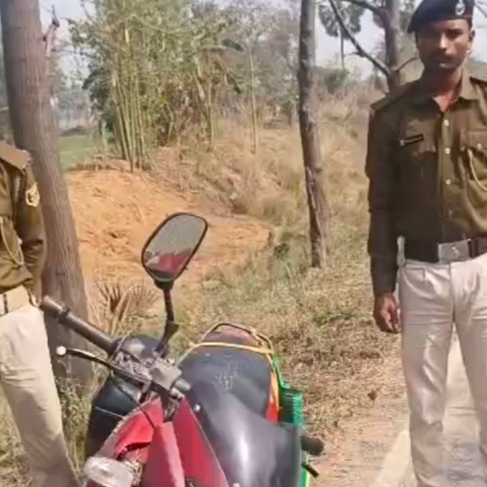 शेखपुरा में शराब तस्कर बाइक-शराब छोड़कर फरार:उत्पाद पुलिस ने जब्त की सामग्री, बेगूसराय से निबंधित मिली बाइक
