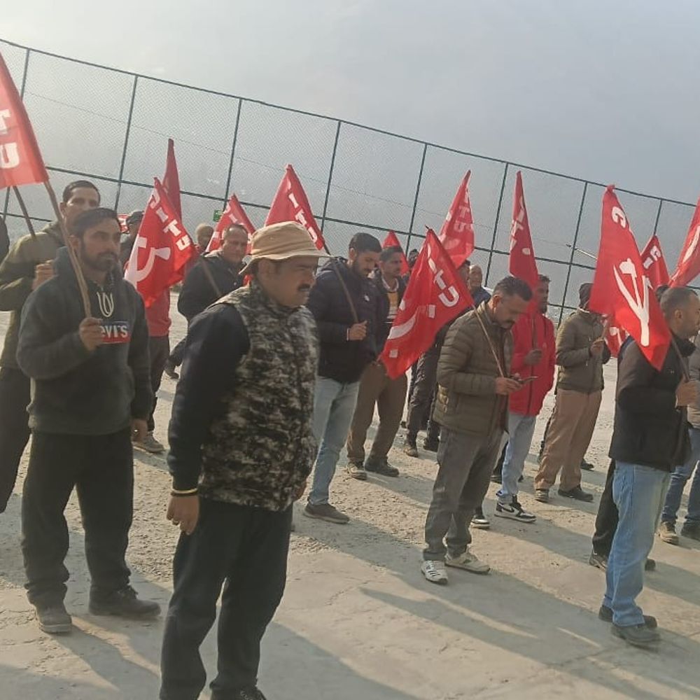 शिमला के लुहरी प्रोजेक्ट में श्रमिकों का धरना:वेतन, ईपीएफ भुगतान में देरी पर प्रदर्शन, हड़ताल की चेतावनी