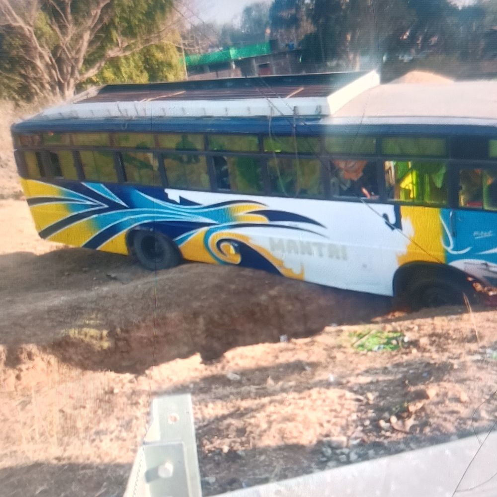 गुमला में यात्रियों से भरी बस दुर्घटनाग्रस्त, तीन बार पलटी:एक दर्जन लोग जख्मी, पैसेंजर्स ने कहा- ड्राइवर तेज रफ्तार में चला रहा था गाड़ी