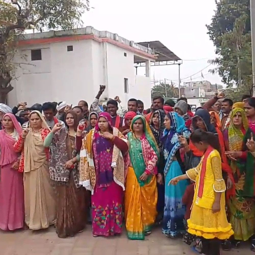 दमोह में अवैध शराब बिक्री के खिलाफ महिलाओं का प्रदर्शन:थाना प्रभारी ने मांगी बेचने वालों की लिस्ट, दो दिन में कार्रवाई का भरोसा दिया