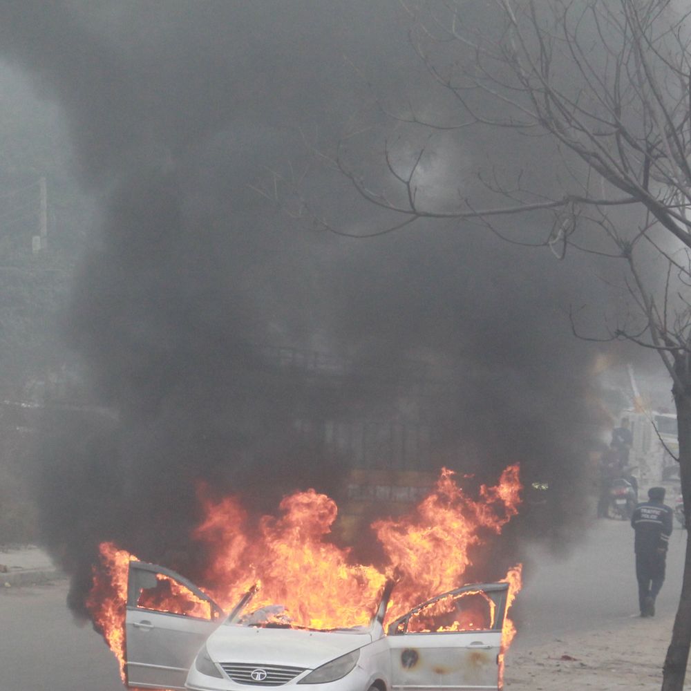 चलती कार में लगी आग, चालक का बचाव, फायर ब्रिगेड ने बुझाई