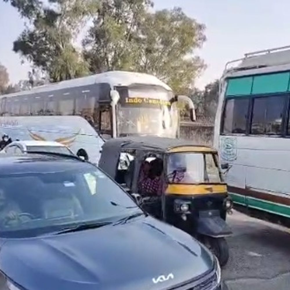 बाइक सवार को बचाने के चक्कर में रामामंडी चौक पर दो बसों में टक्कर