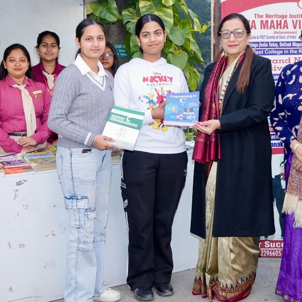 स्टूडेंट वेलफेयर विभाग ने बांटीं फ्री बुक्स