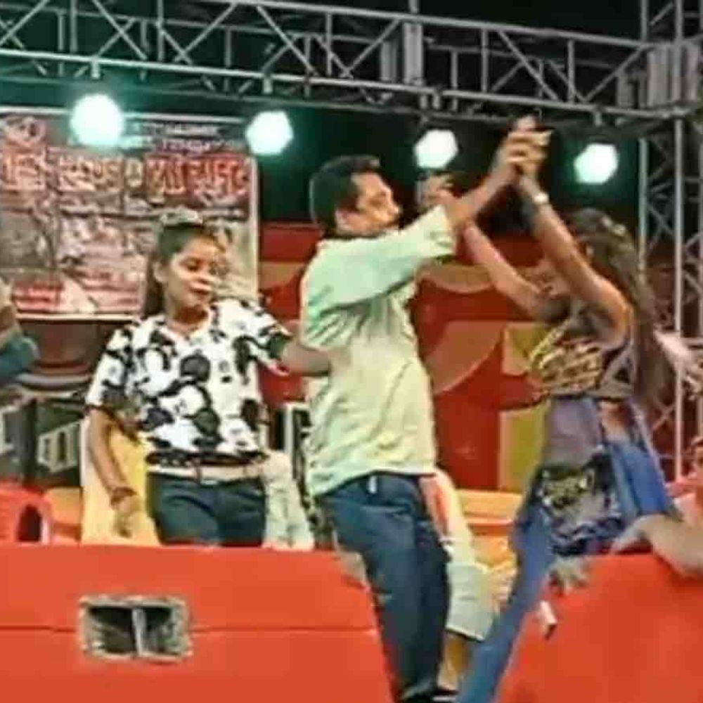 सरकारी शिक्षक का बालाओं संग डांस वीडियो वायरल:मोतिहारी में शिक्षा विभाग ने मांगा जबाव, मामला 6 महीने पुराना
