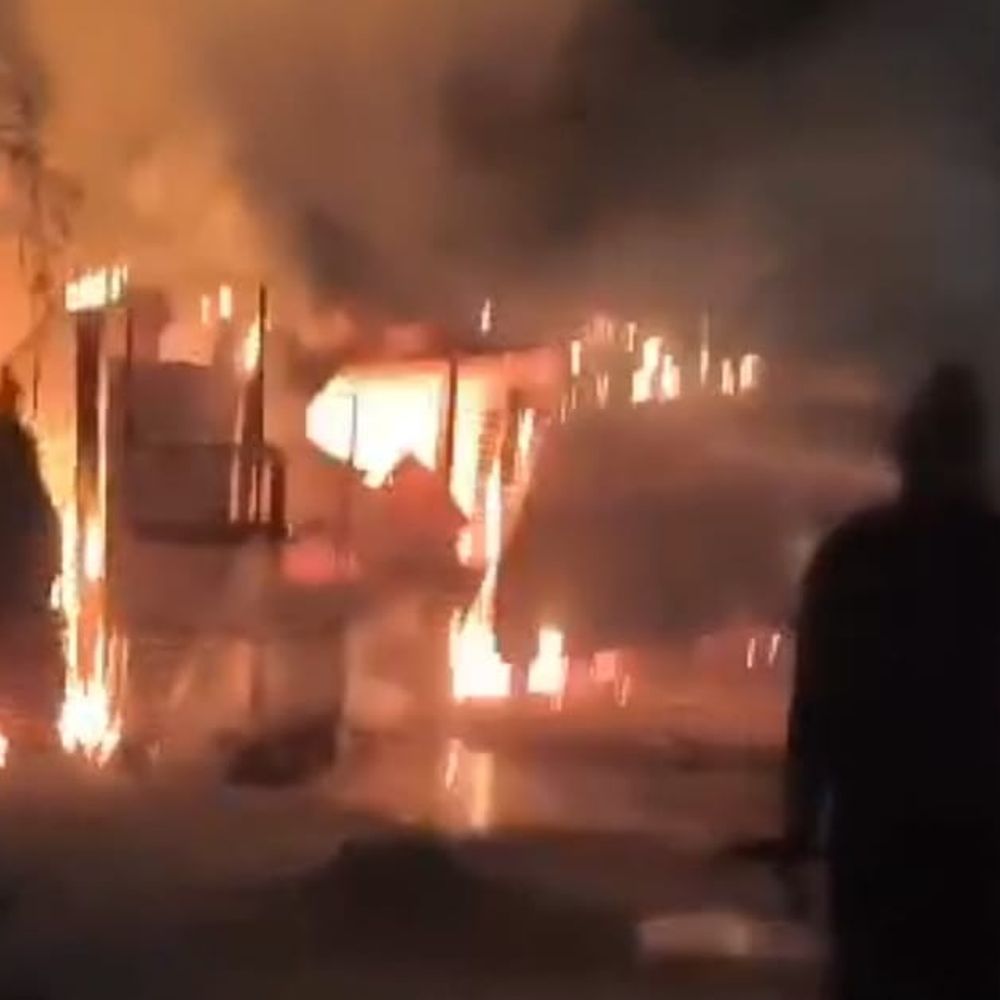 सहरसा में अचानक से लगी भीषण आग:तीन दुकानें जलकर राख, लाखों का नुकसान, पीड़ितों ने मुआवजे की गुहार लगाई