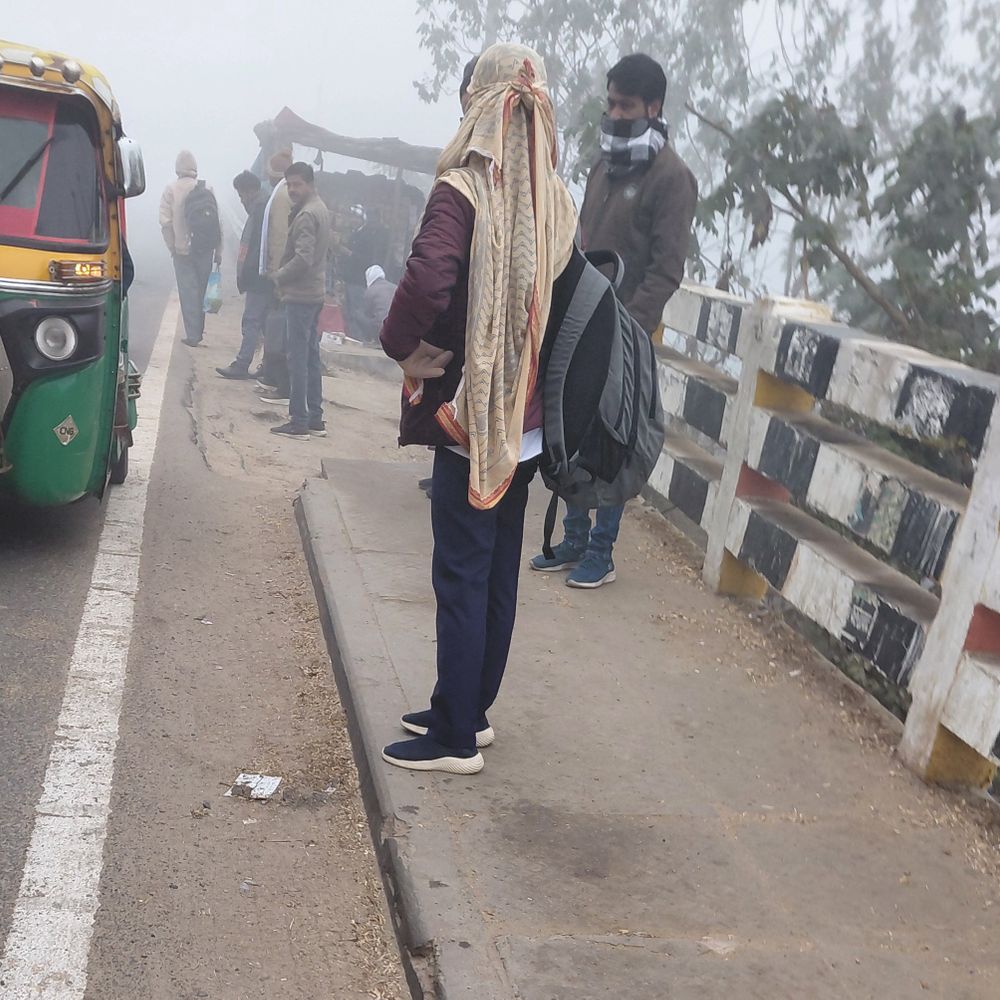 फर्रुखाबाद में घना कोहरा, विजिबिलिटी 20 मीटर:न्यूनतम तापमान 7 डिग्री सेल्सियस पहुंचा, शीतलहर से जनजीवन प्रभावित