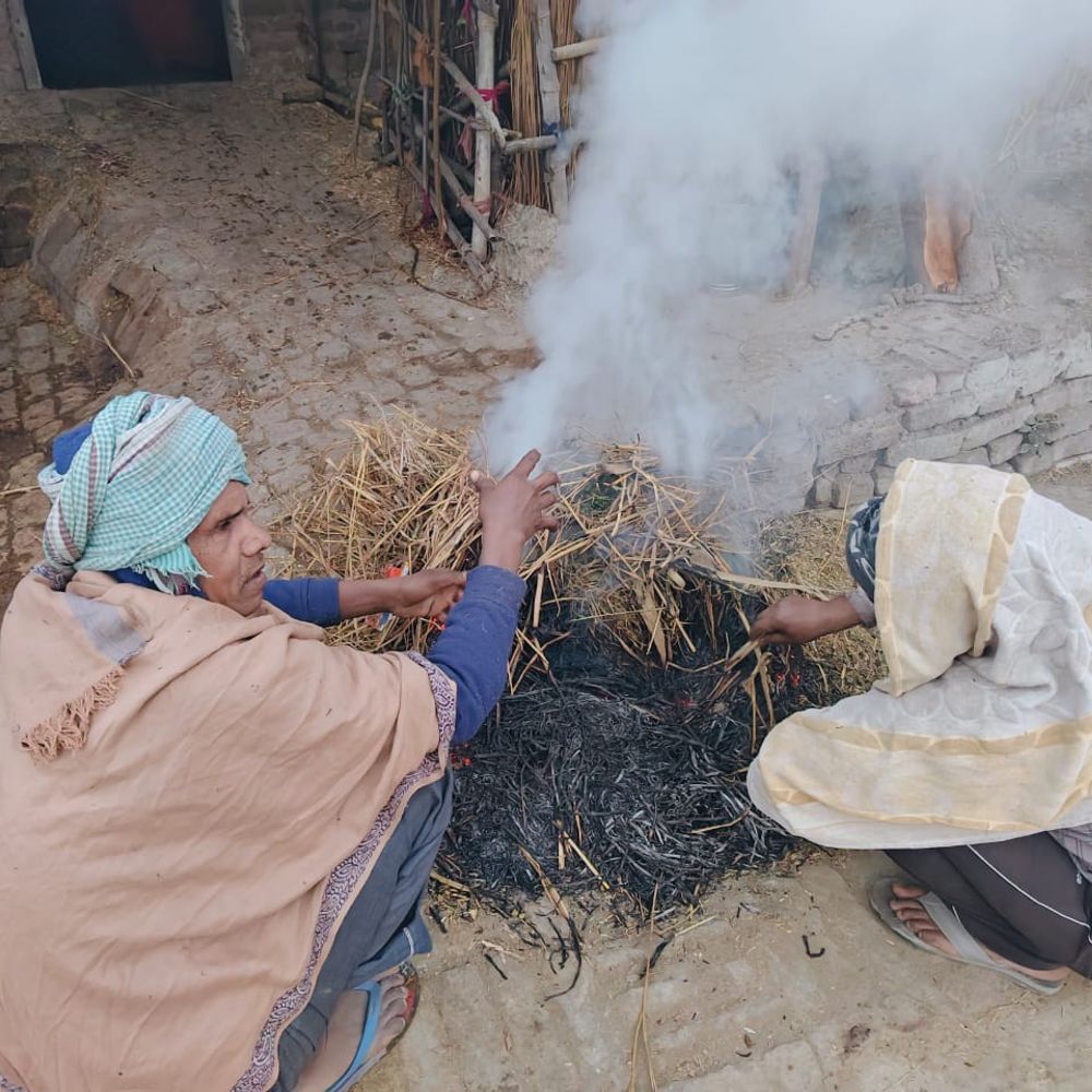 मऊ में कड़ाके की ठंड, न्यूनतम तापमान 9 डिग्री:10 किमी/घंटा की रफ्तार से बर्फीली हवा से गलन बढ़ी, सड़कों पर दिखा असर