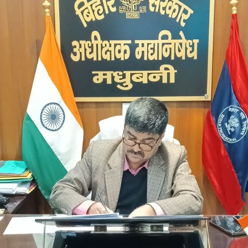 उत्पाद विभाग ने 6 शराब माफिया को पकड़ा:मधुबनी में 24 घंटे में 1880 लीटर शराब बरामद, 3 वाहन जब्त