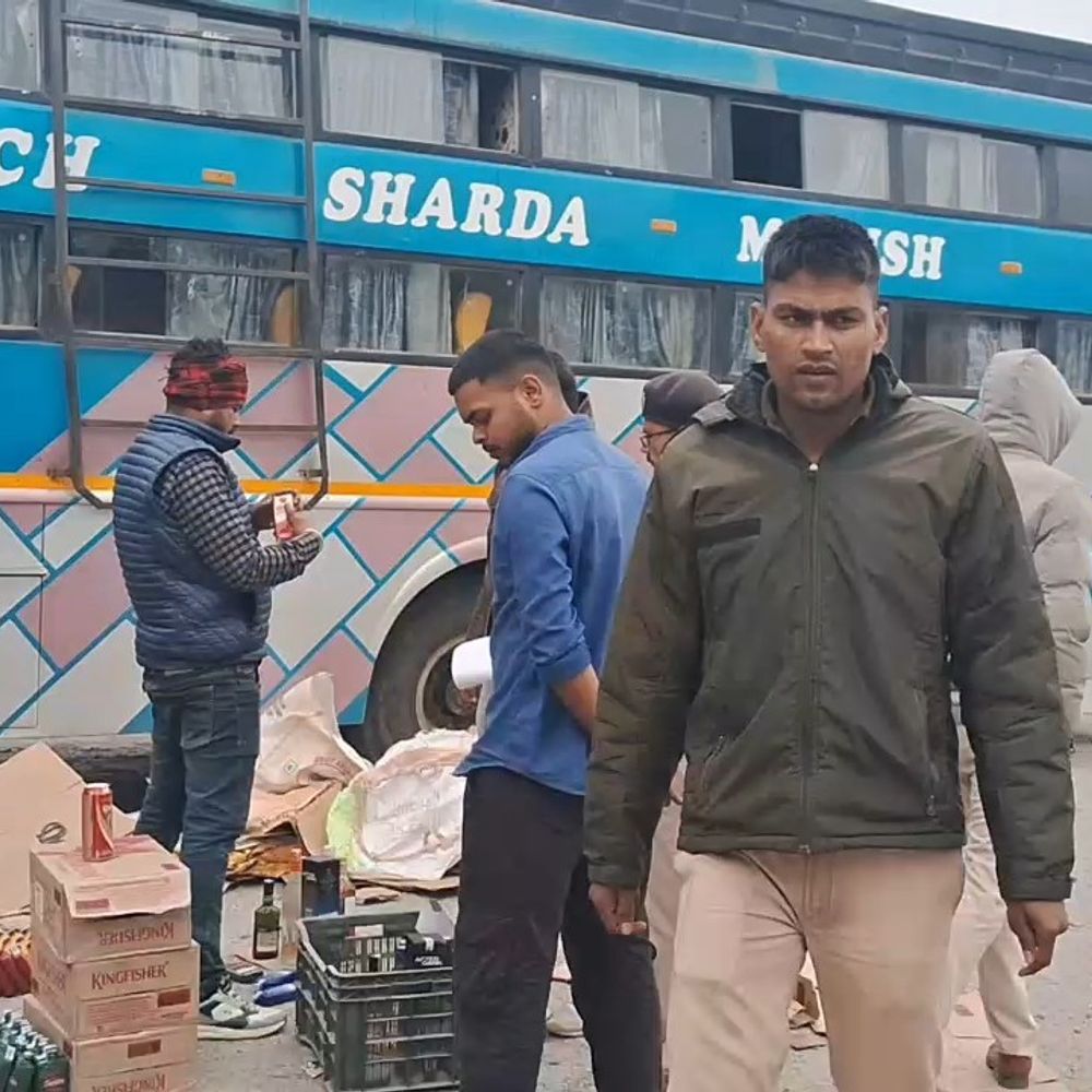 NH-19 पर बस से 485 लीटर विदेशी शराब जब्त:मोहनिया चौकी पर यात्री बस से तीन तस्कर अरेस्ट , कीमत 5 लाख रुपये