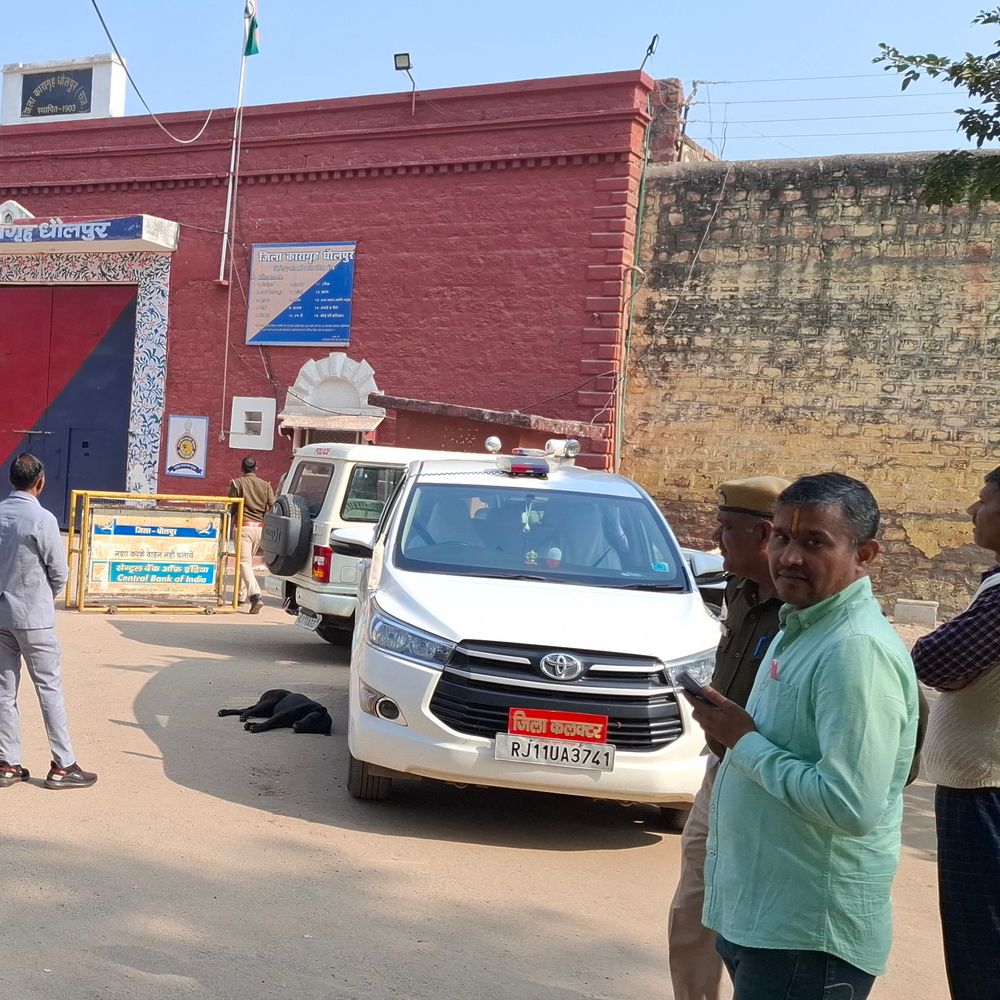 धौलपुर जेल में बंदियों का उत्पात, स्टाफ से मारपीट:जेल अधीक्षक से अभद्रता; पुलिस बल बुलाकर स्थिति संभाली गई