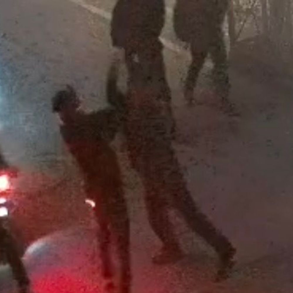 ड्यूटी खत्म कर घर लौट रहे व्यक्ति के साथ मारपीट:पड़ोसी पर पुरानी रंजिश में हमले का आरोप, CCTV फुटेज आया सामने