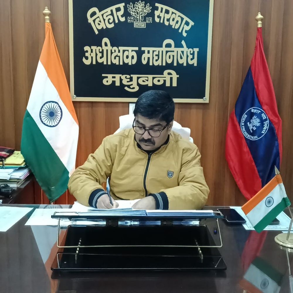 मधुबनी में 3 शराब कारोबारी गिरफ्तार:उत्पाद विभाग ने 405 लीटर शराब, गाड़ी जब्त किए