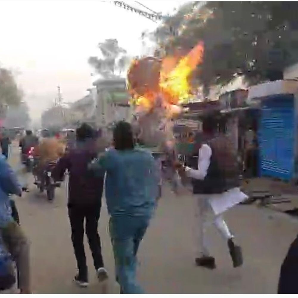 निवाड़ी में युवक कांग्रेस ने मंत्री विजयवर्गीय का पुतला जलाया:पत्रकारों पर टिप्पणी और इंदौर घटना पर बयान का किया विरोध