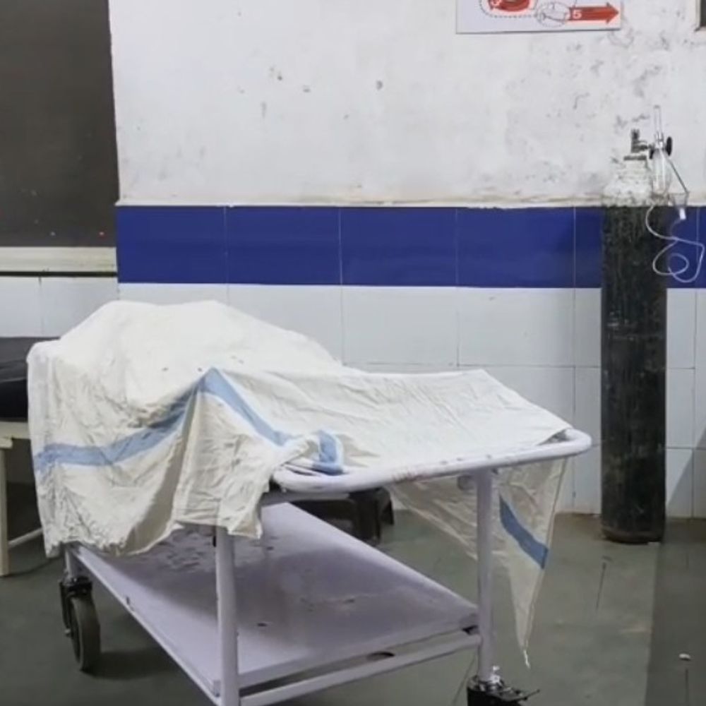 आगर में बस ने सड़क किनारे खड़े शख्स को कुचला:खून अधिक बहने और अंदरूनी चोटों से मौत, पुलिस ने बस जब्त की