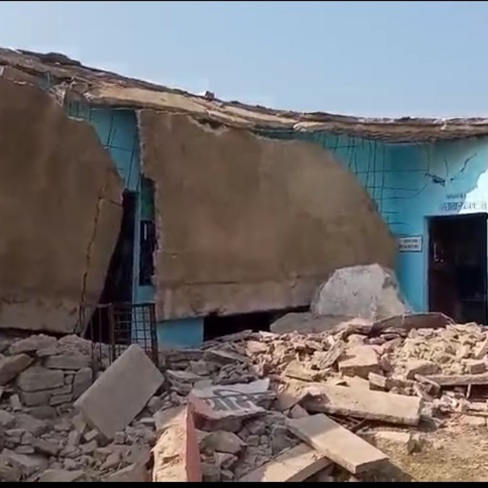 बूंदी में सरकारी स्कूल का बरामदा गिरा:बच्चे बाहर धूप सेंक रहे थे, बड़ा हादसा टला
