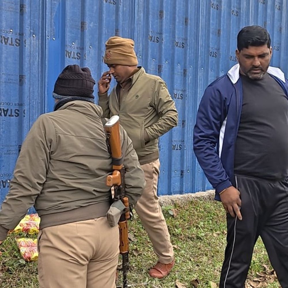 सुपौल में किराना गोदाम से 5 लाख के बिस्किट चोरी:दीवार काटकर अंदर घुसे चोर, रात्रि गश्ती बढ़ाने की मांग