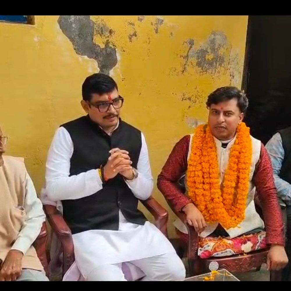 मऊ में ‘बाहरी-भीतरी’ मुद्दे पर राजनीति गर्म:पूर्व सांसद अतुल राय ने ऊर्जा मंत्री एके शर्मा पर साधा निशाना