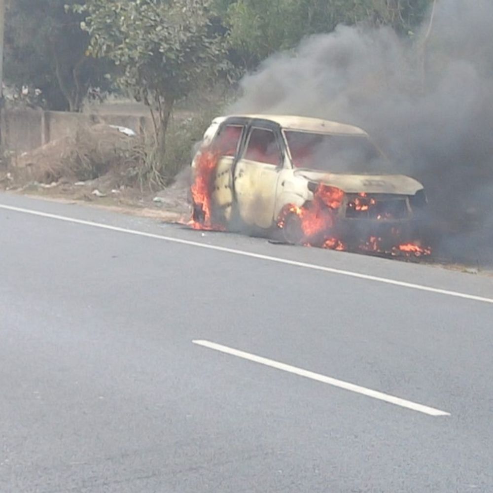 एटा-कासगंज हाईवे पर खड़ी कार में लगी आग:सीएनजी वैगनआर जलकर खाक, सवारियों ने कूदकर बचाई जान