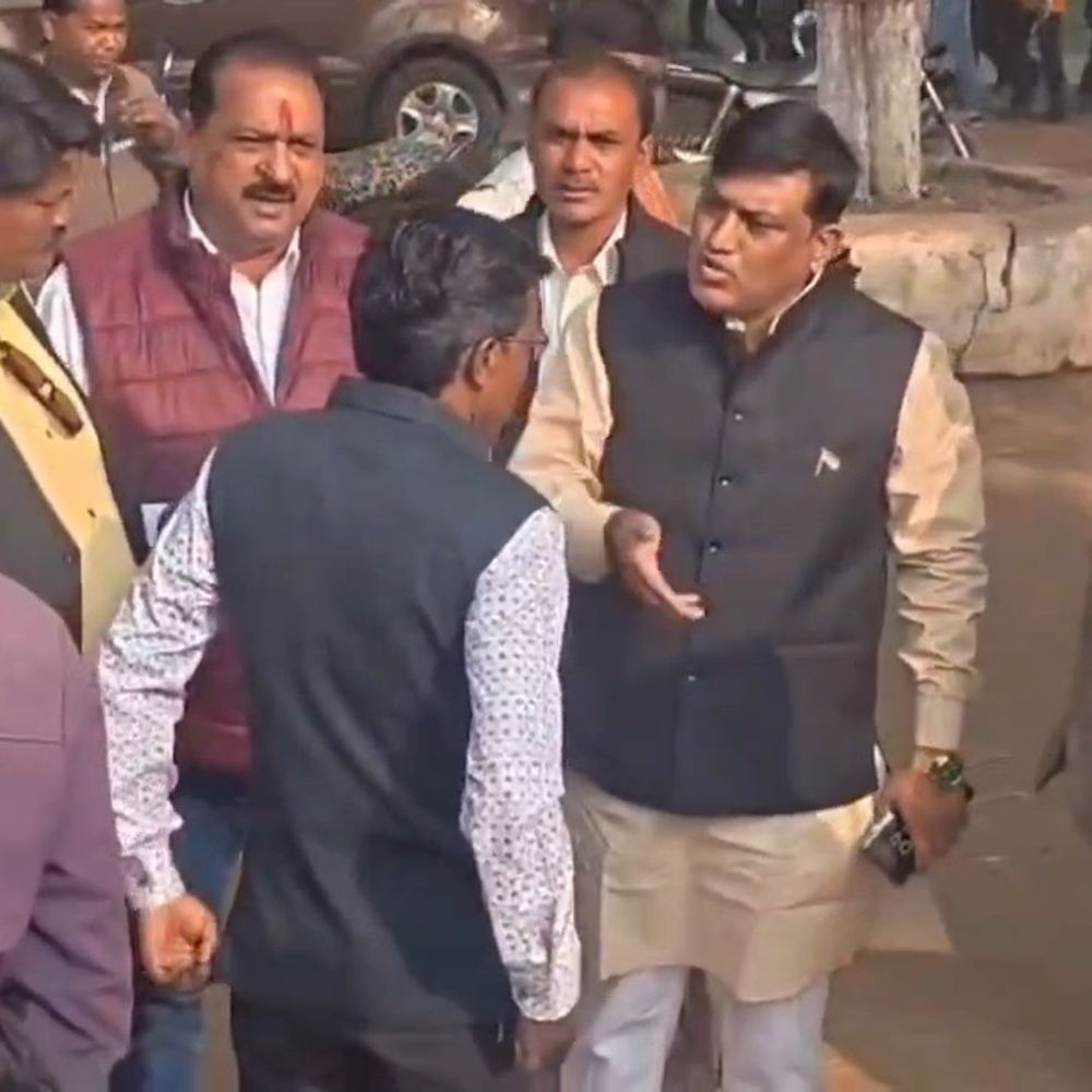 गणतंत्र दिवस समारोह में भाजपा नेताओं ने छोड़ा मंच:बैठने का इंतजाम और कार्ड में नाम न होने से भड़के, सांसद कुलस्ते से की शिकायत