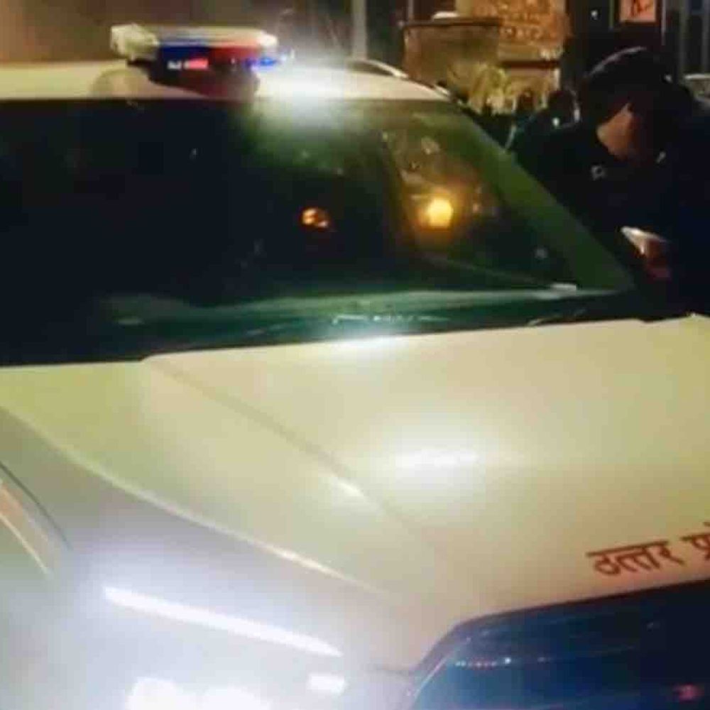 दिल्ली-मेरठ एक्सप्रेसवे पर फर्जी लाल बत्ती कार पकड़ी:डीएमई पर सायरन और लाल बत्ती लगी कार से हड़कंप, ट्रैफिक इंस्पेक्टर ने पीछा कर पकड़ा