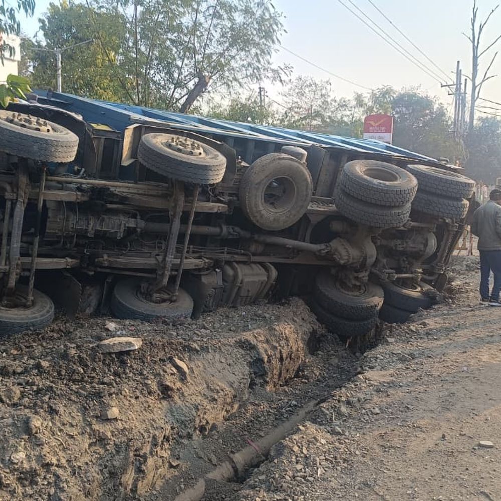 रायसेन में रेत से भरा ट्रक पलटा:स्कूटी सवार को बचाने में पोस्ट ऑफिस गेट पर हादसा, क्रेन से सीधा किया