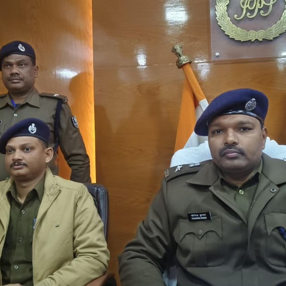 पुलिस ने पूर्व पार्षद को पीटा VIDEO VIRAL:मधुबनी में वाहन जांच के दौरान घटना हुई, दो पुलिसकर्मी निलंबित