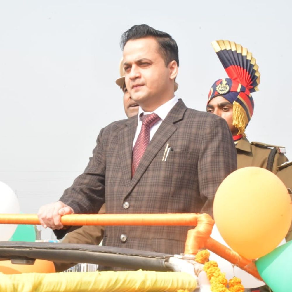 DM ने गृह रक्षकों को सत्य निष्ठा की दिलाई शपथ:मधुबनी के पंडौल खेल मैदान में पासिंग आउट परेड, जिलाधिकारी को दिया गया गार्ड ऑफ ऑनर