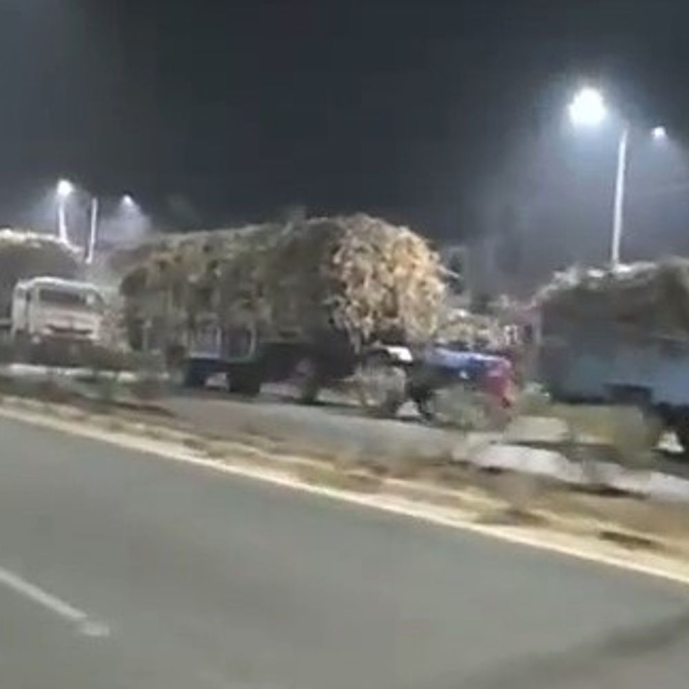 कुशीनगर में अवैध ओवरलोड ट्रक दिन में नगर में रोक:आनंद दुबे की मौत के बाद सपा नेता के विरोध का असर