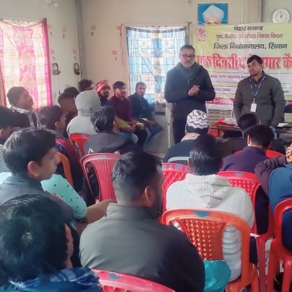 सीवान में विशेष नियोजन शिविर, 37 युवाओं को मिला रोजगार:निजी कंपनियों ने लिया इंटरव्यू, युवाओं के सपनों को मिली नई उड़ान