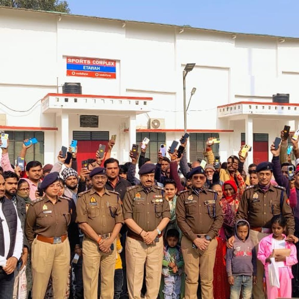 इटावा पुलिस ने 101 खोए हुए फोन बरामद किए:30 लाख रुपये कीमत के मोबाइल उनके मालिकों को सौंपे गए