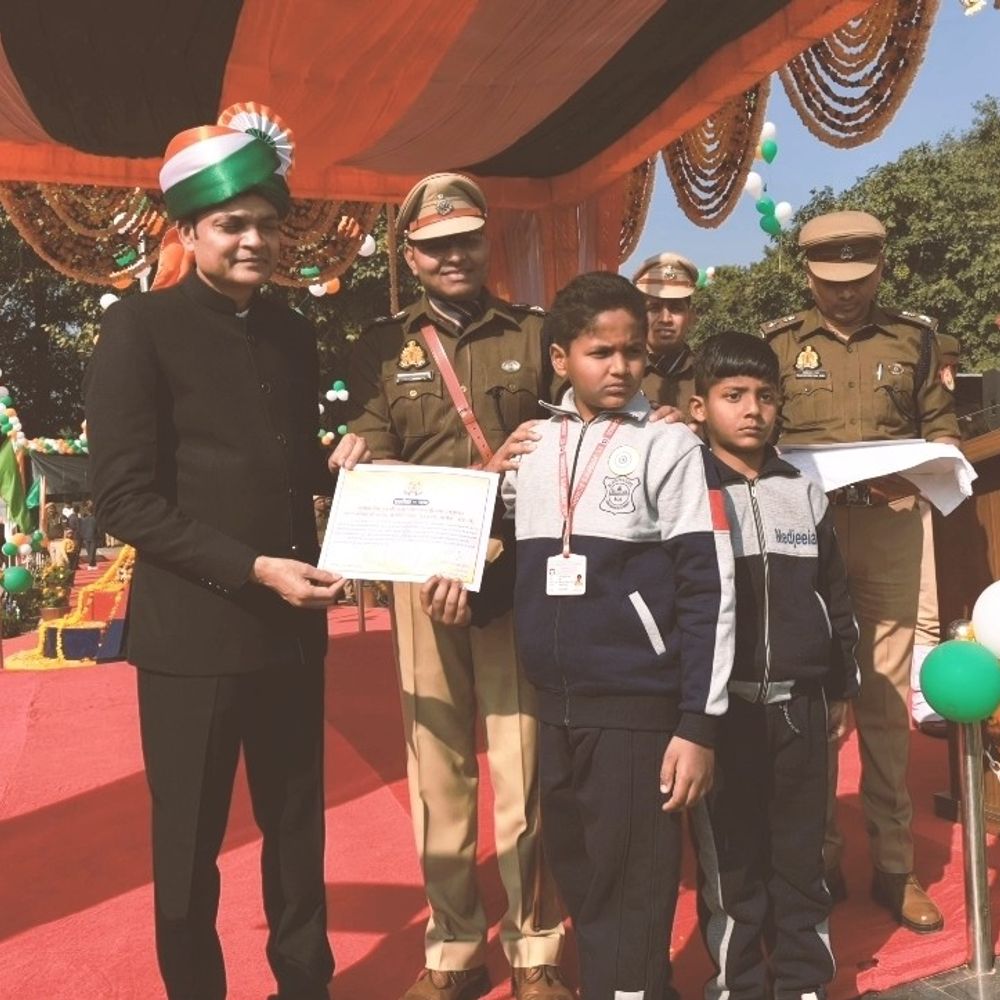 बच्चों की जान बचाने वाले शशांक का गणतंत्र-दिवस पर सम्मान:गोंडा में स्कूली वैन में लगी थी आग, शांशक ने गेट खोल सब को निकाला था बाहर