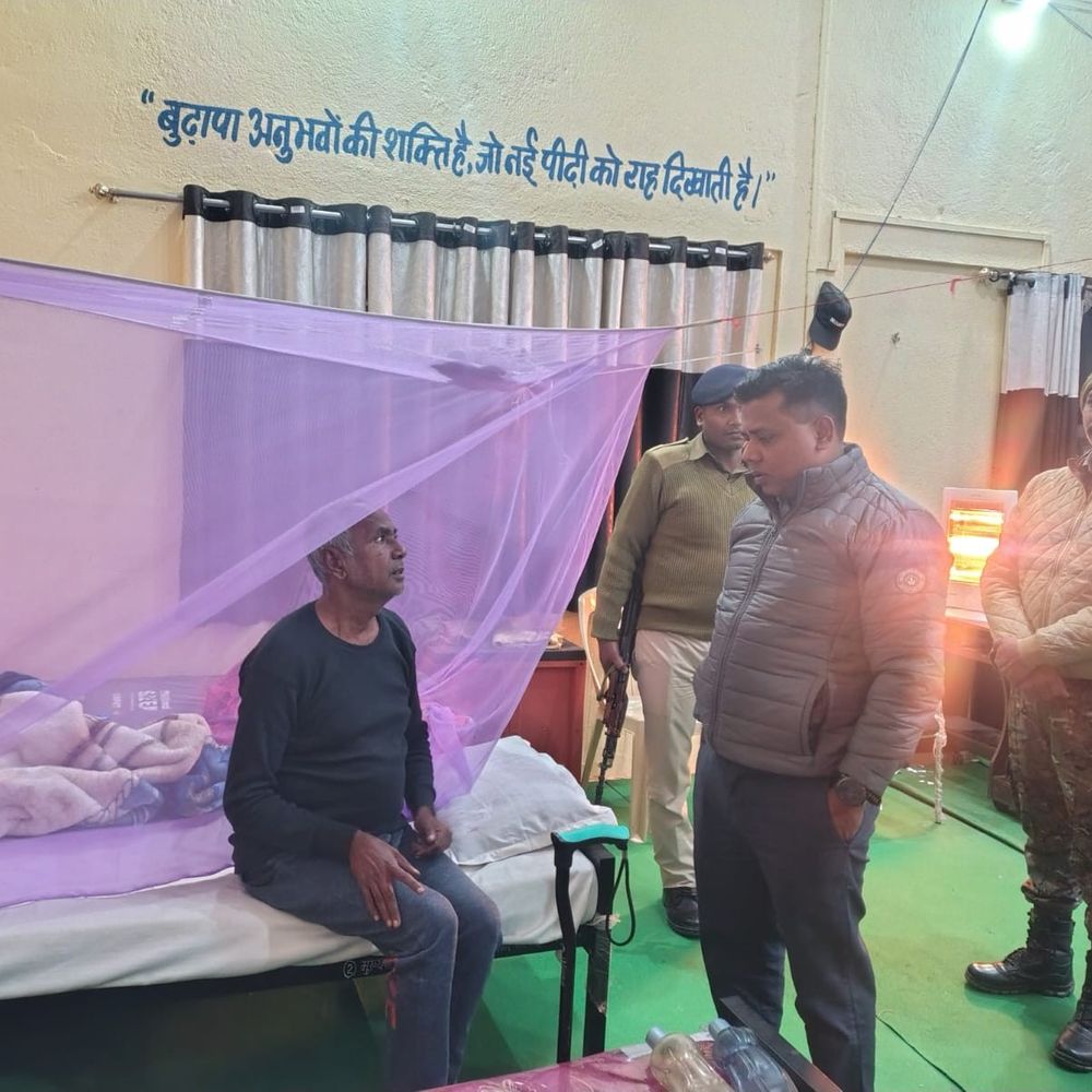 डीएम ने रैन बसेरा-वृद्धाश्रम का किया औचक निरीक्षण:सुविधाओं का जायजा लिया, अधिकारियों को दिए निर्देश