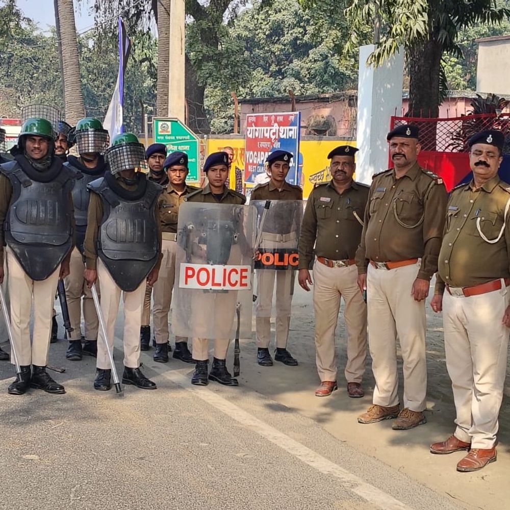 हेलमेट-बॉडी प्रोटेक्टर, चेस्ट गार्ड और लाठी के साथ मार्च:सरस्वती पूजा को लेकर बेतिया पुलिस अलर्ट, सभी थानों में दंगा नियंत्रण टीम गठित