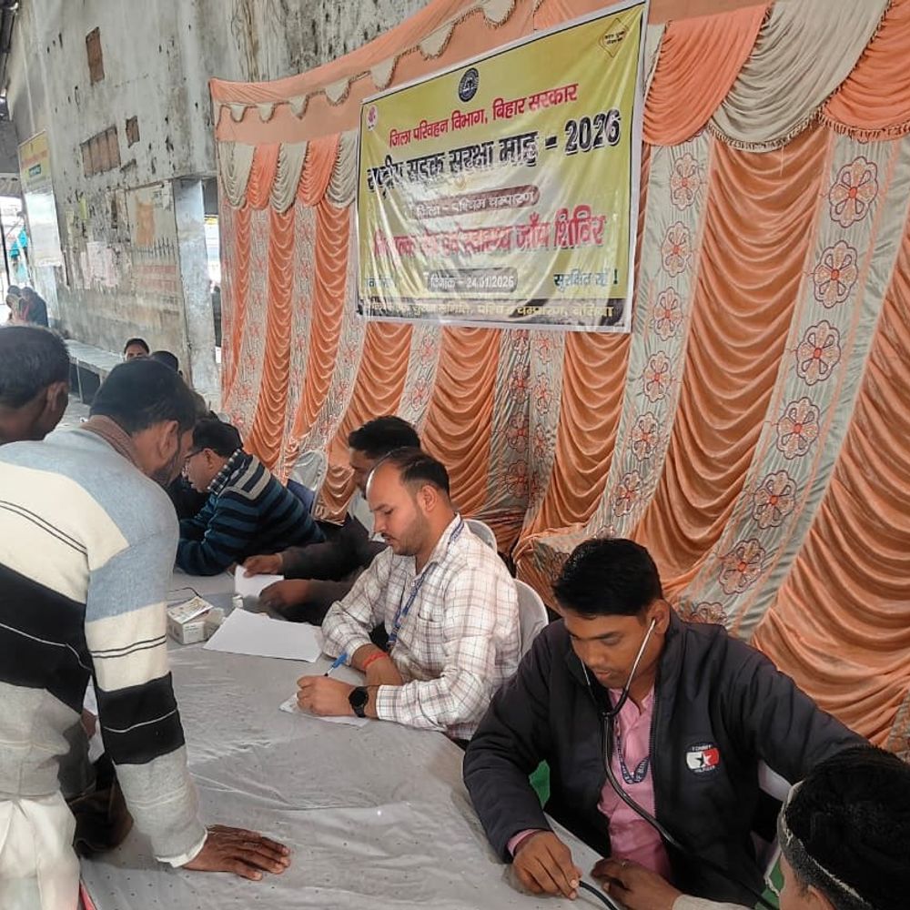 बेतिया में चालकों की निशुल्क स्वास्थ्य, नेत्र जांच:सड़क सुरक्षा माह में शिविर, दृष्टि दोष वालों को चश्मा मिला