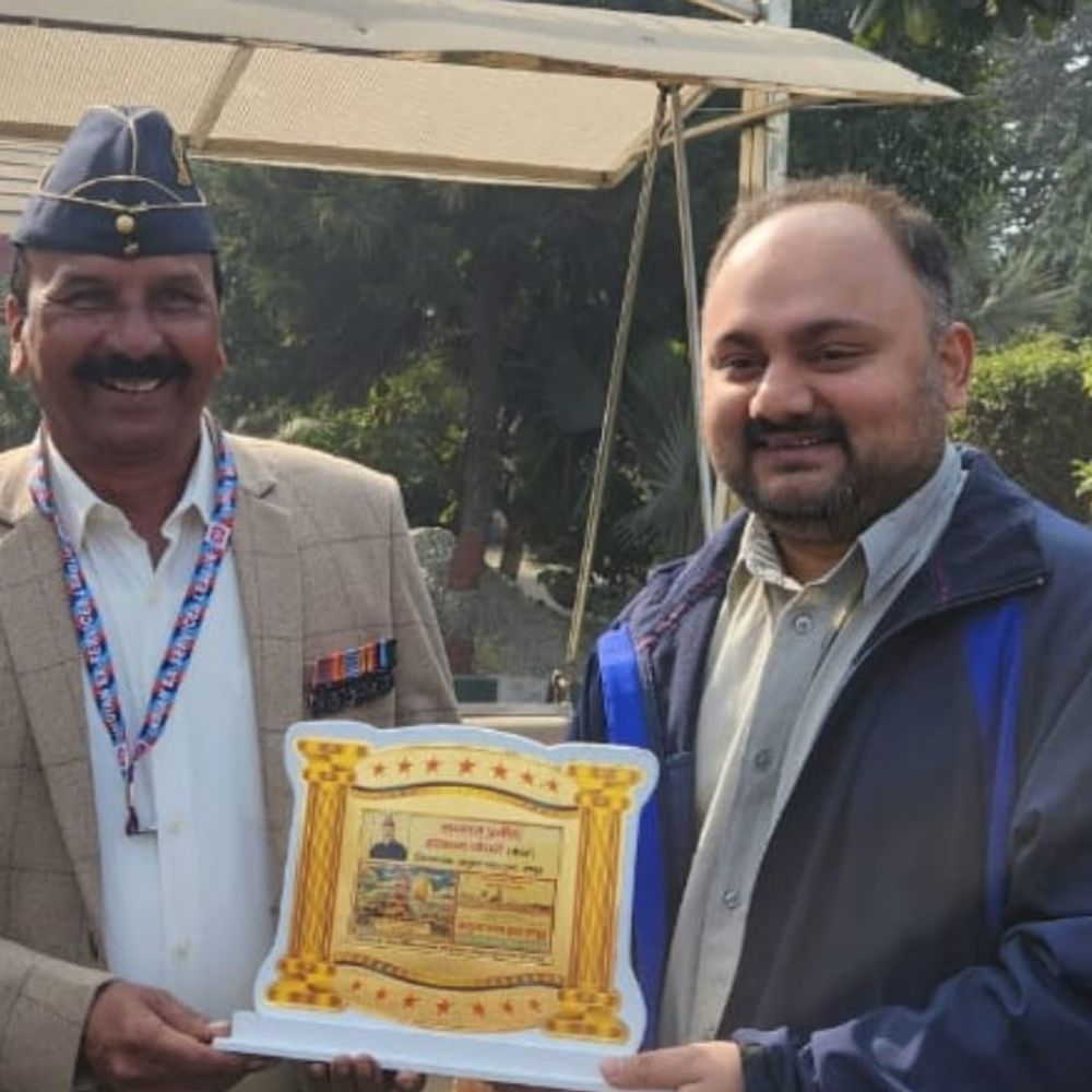 जिलाधिकारी ने पूर्व सैनिकों को सम्मानित किया:हापुड़ में वेटरन डे कार्यक्रम में अतुल्य गंगा ट्रस्ट के अध्यक्ष भी सम्मानित, दिखा उत्साह