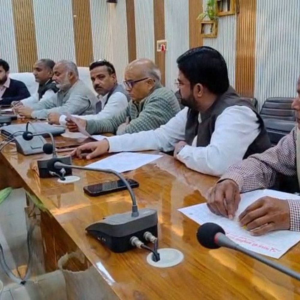 इटावा में मतदाता सूची पर डीएम ने की बैठक:राजनीतिक दलों के प्रतिनिधियों से एसआईआर मुद्दे पर चर्चा