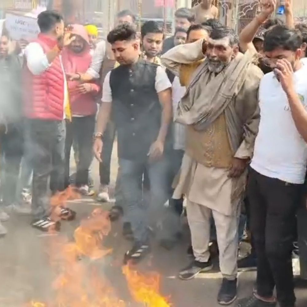 कैमूर में UGC नीतियों के खिलाफ स्वर्ण समाज का प्रोटेस्ट:PM मोदी का पुतला फूंका, सुप्रीम कोर्ट के फैसले का स्वागत