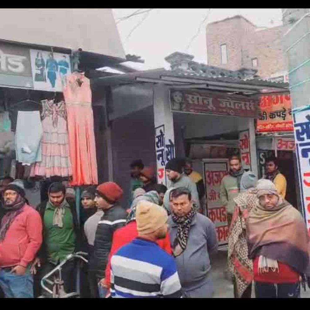 मोतिहारी में ज्वेलरी दुकान से 7 लाख की चोरी:केसरिया थाना से 100 मीटर दूर हुई वारदात, दीवार का हिस्सा काटकर दुकान में घुसे