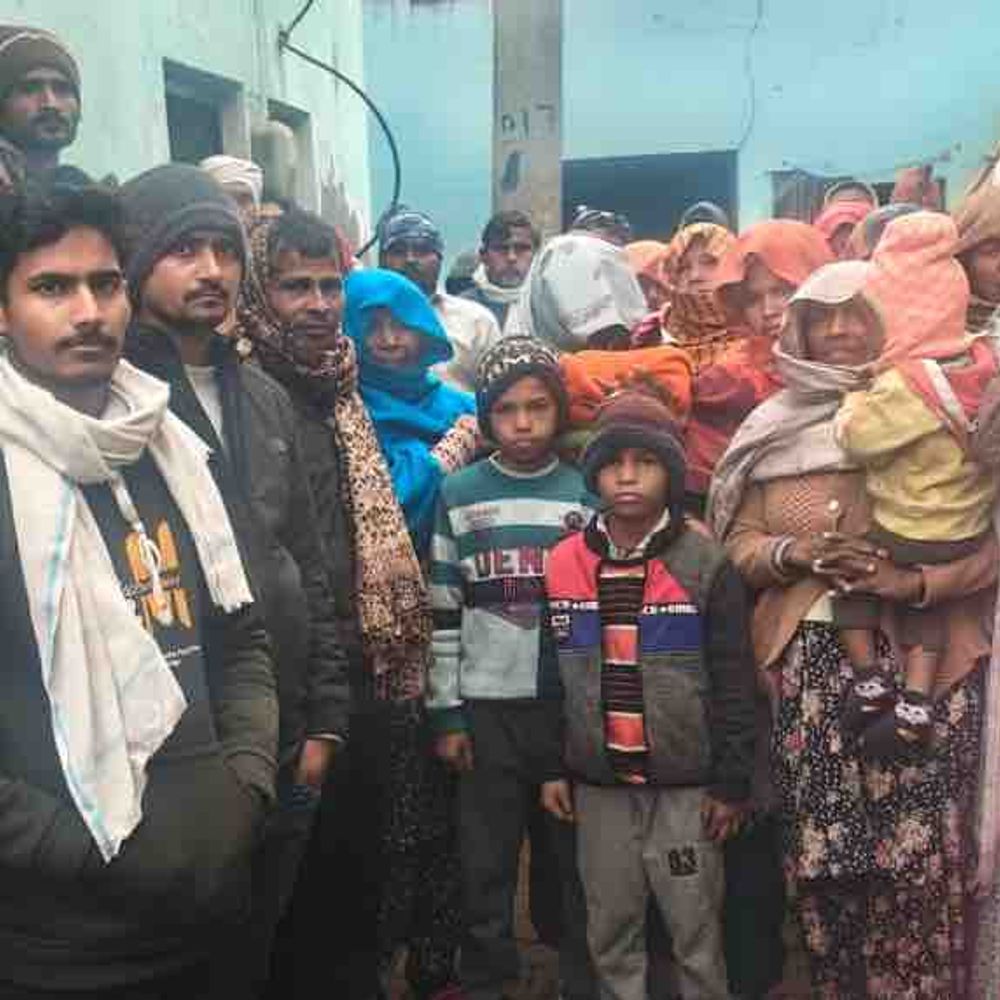 बुलंदशहर में गैस सिलेंडर फटा:लीकेज से लगी आग, हजारों का सामान जला, दीवारें क्षतिग्रस्त