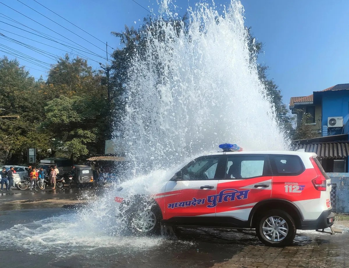 मरम्मत कार्य में खतरा: कोलार पाइपलाइन से 15 फीट ऊंचा उठा लोहे का बॉल देखें photos