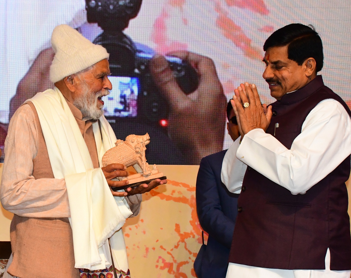 राष्ट्रीय सम्मान समारोह में मुख्यमंत्री की रचनात्मक अभिव्यक्ति देखें photos