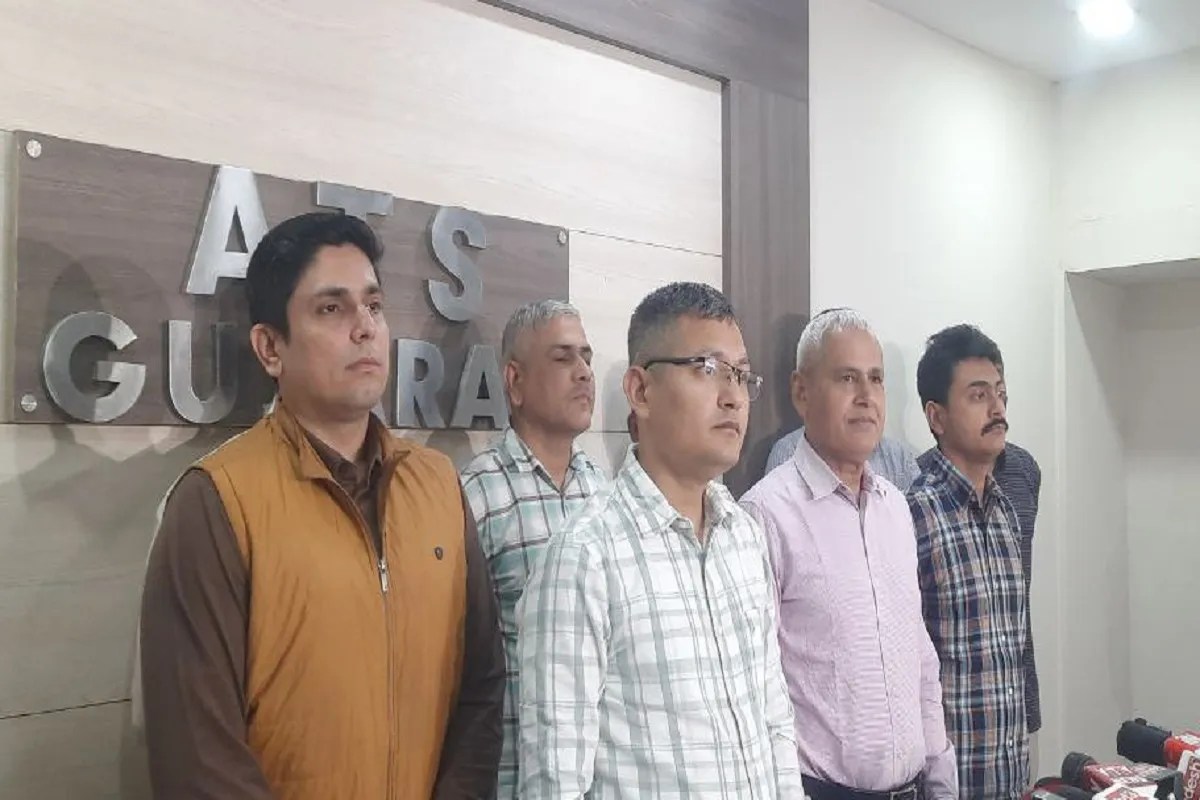 Video News: गुजरात एटीएस ने आतंकी हमले की साजिश की नाकाम, संदिग्ध को हथियार के साथ पकड़ा