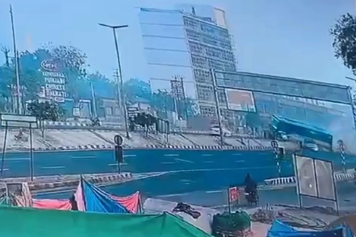 Ahmedabad: वैष्णोदेवी सर्कल के पास डिवाइडर कूदी कार बस से टकराई, कार चालक की मौत