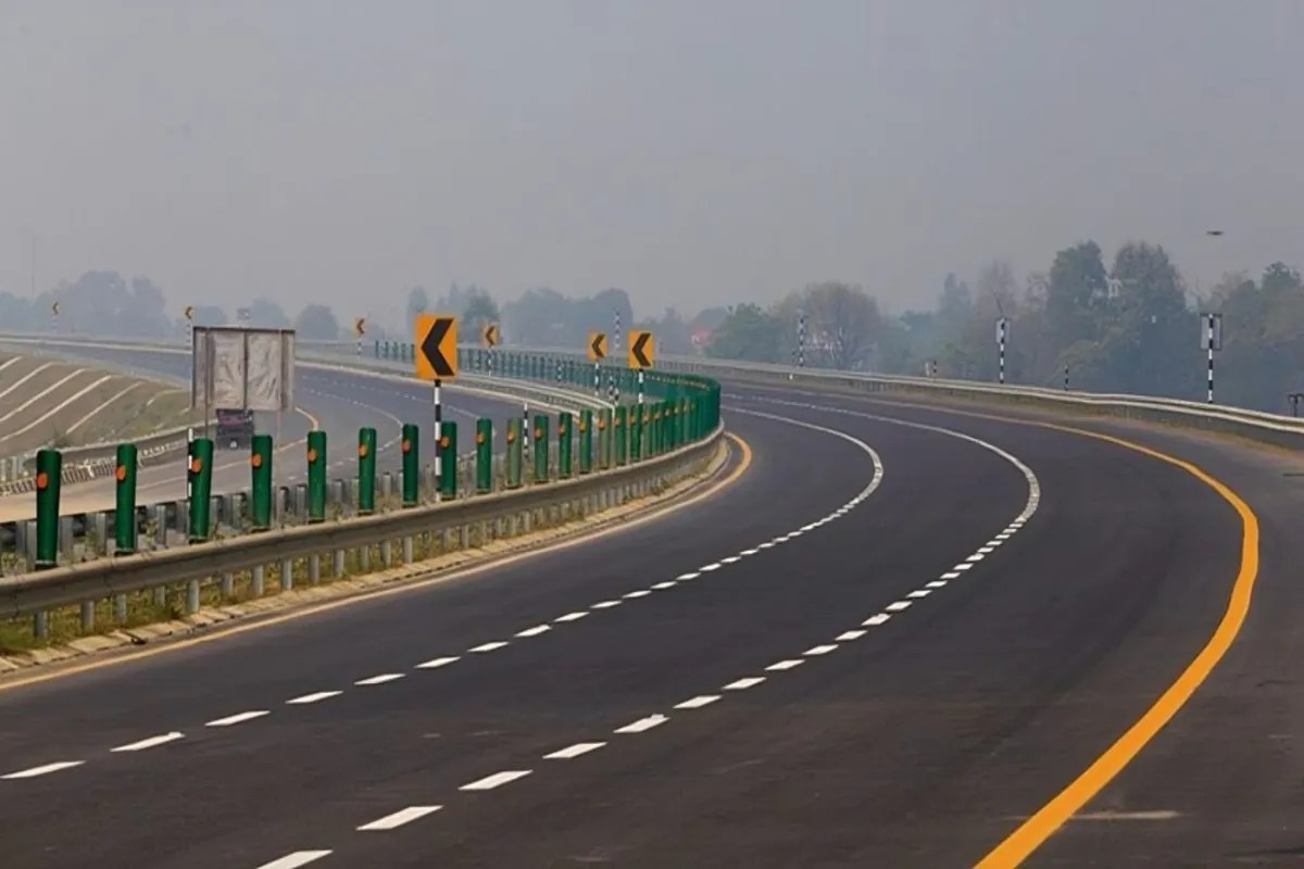 आगरा–लखनऊ एक्सप्रेसवे बना विकास का कॉरिडोर, तीन जिलों में खुलेंगे मैन्युफैक्चरिंग और लॉजिस्टिक्स हब