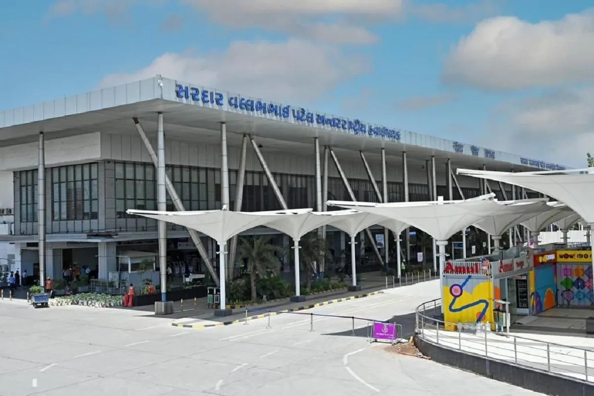 कुवैत से दिल्ली जा रही फ्लाइट की अहमदाबाद एयरपोर्ट पर इमरजेंसी लैंडिंग